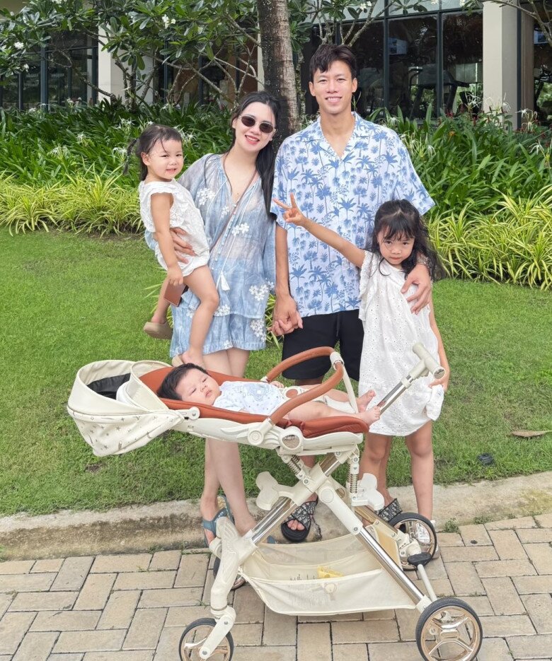 Đội trưởng tuyển Việt Nam cưới nàng Hoa khôi ĐH Vinh, sinh liên tiếp 3 con gái đặt tên theo họ Quế rất độc lạ - 2