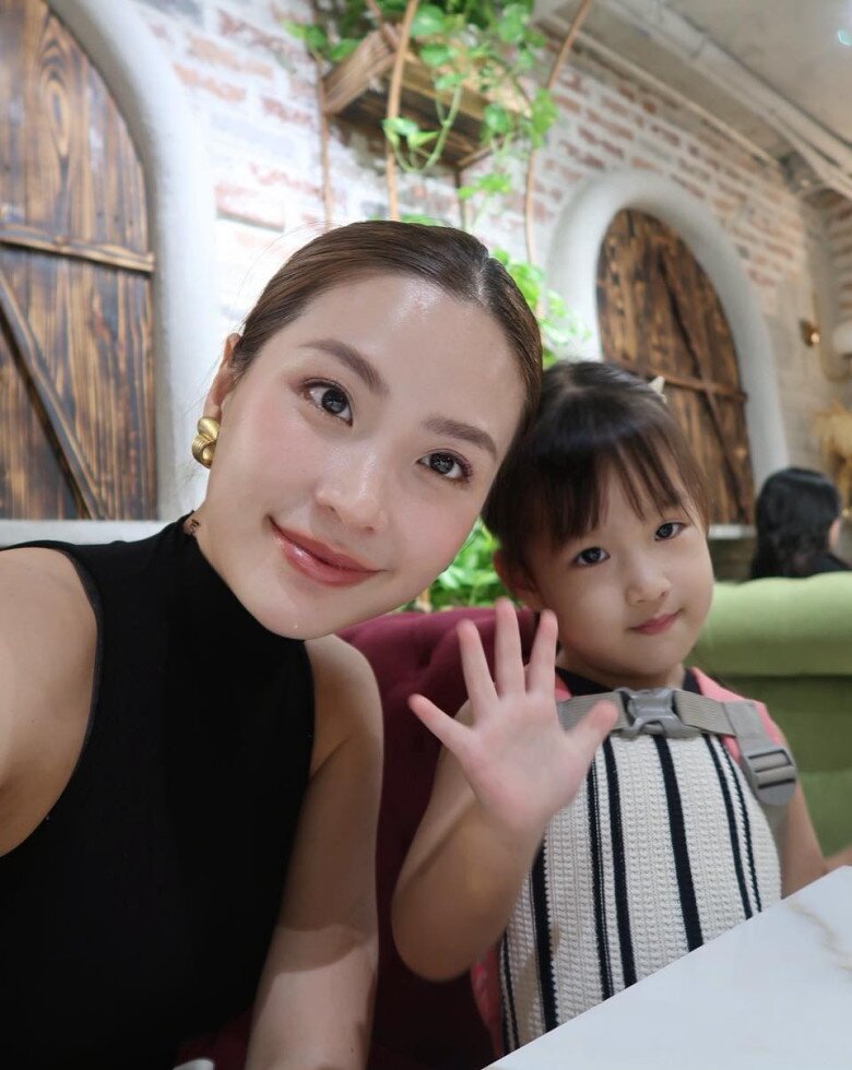 Ái nữ xinh xắn giống mẹ.