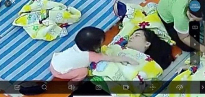Giờ trưa ở nhà trẻ, mẹ kiểm tra camera thấy con gái không ngủ, liên tục có những hành động khó tin với giáo viên - 2