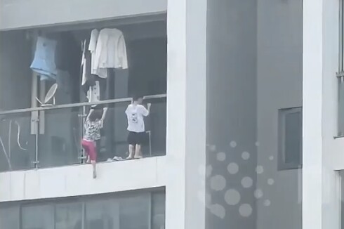 Hai bé trai treo người “lơ lửng” ngoài ban công tầng 13 chung cư, người dân hãi hùng la hét - 2