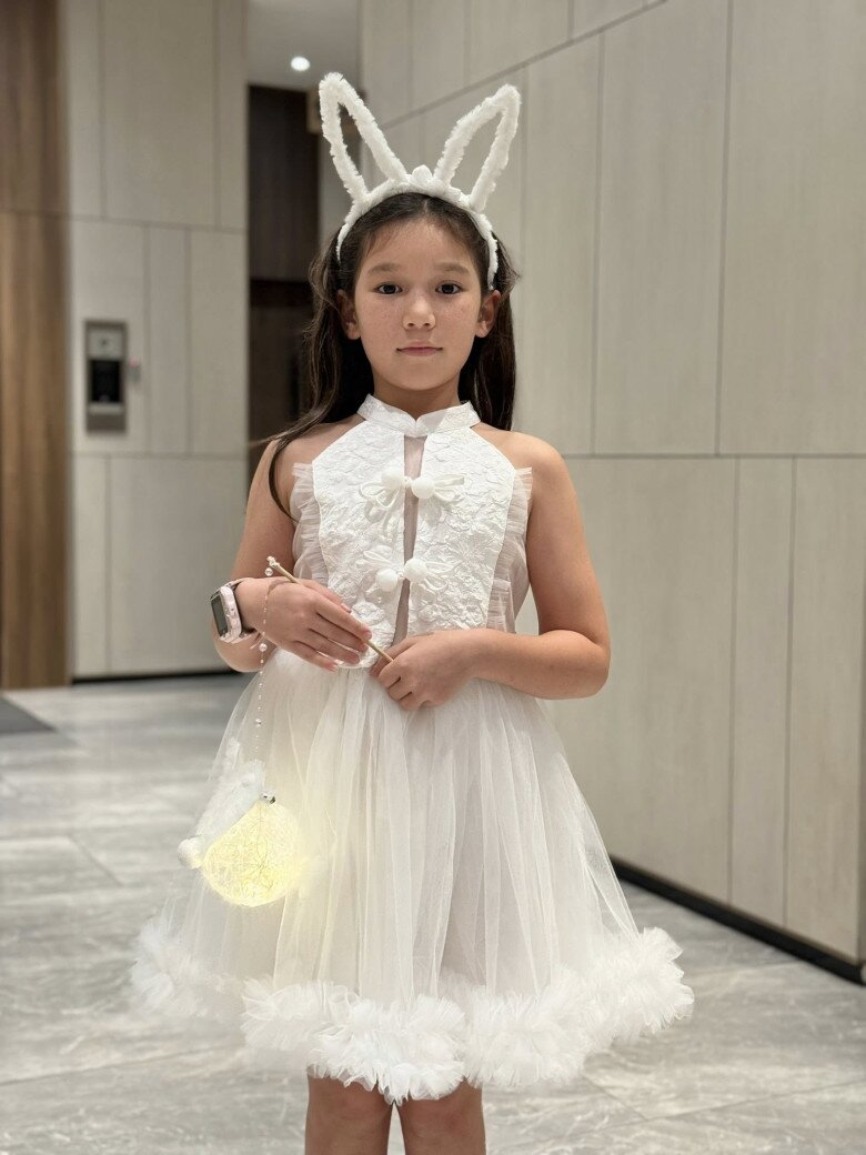 Hai con lai Tây của Hà Anh hóa trang đón Trung thu, bé gái ra dáng thiếu nữ xinh đẹp, quý tử bảnh bao giống bố - 4
