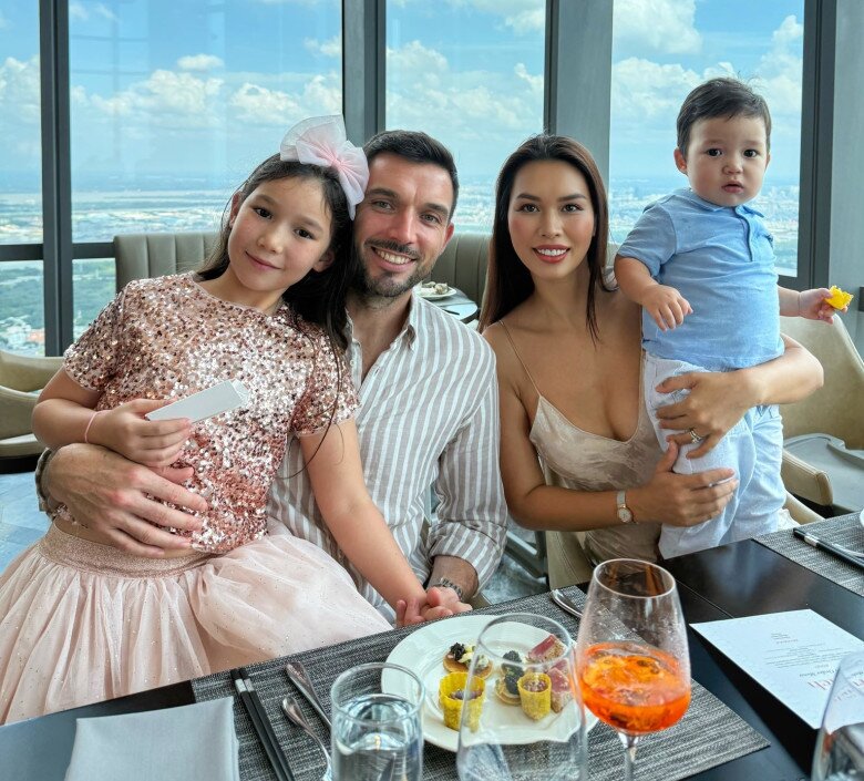 Hai con lai Tây của Hà Anh hóa trang đón Trung thu, bé gái ra dáng thiếu nữ xinh đẹp, quý tử bảnh bao giống bố - 9