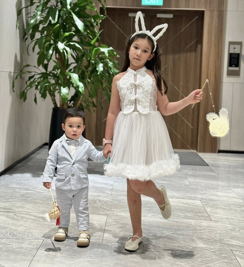 Hai con lai Tây của Hà Anh hóa trang đón Trung thu, bé gái ra dáng thiếu nữ xinh đẹp, quý tử bảnh bao giống bố - 2