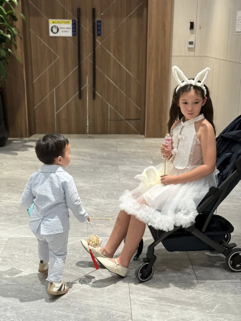 Hai con lai Tây của Hà Anh hóa trang đón Trung thu, bé gái ra dáng thiếu nữ xinh đẹp, quý tử bảnh bao giống bố - 3