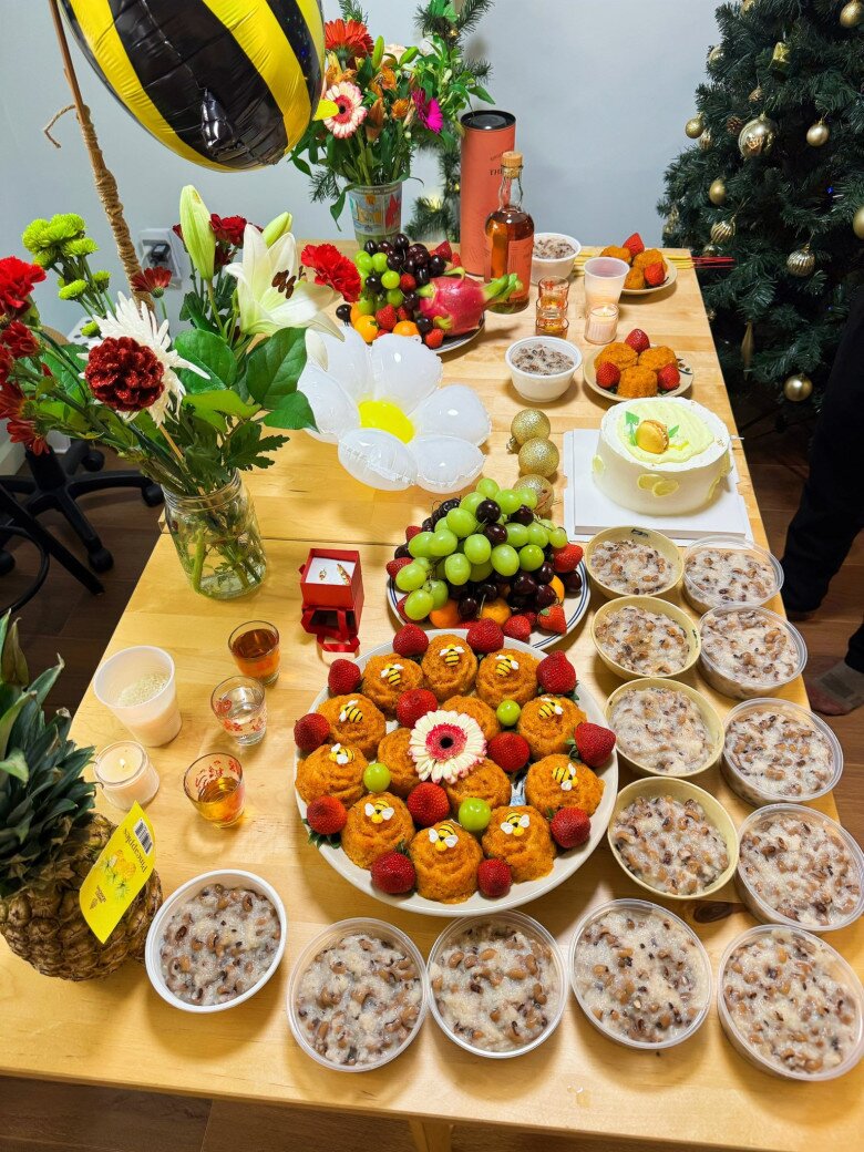 Hoa hậu “kiếm 1 tỷ trong 30 phút” làm tiệc đầy tháng cho con bên Canada, mâm cúng khác biệt hẳn ở Việt Nam - 1