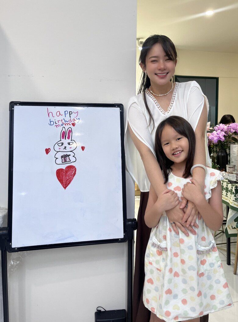 Con gái Phan Như Thảo học trường quốc tế đắt đỏ.