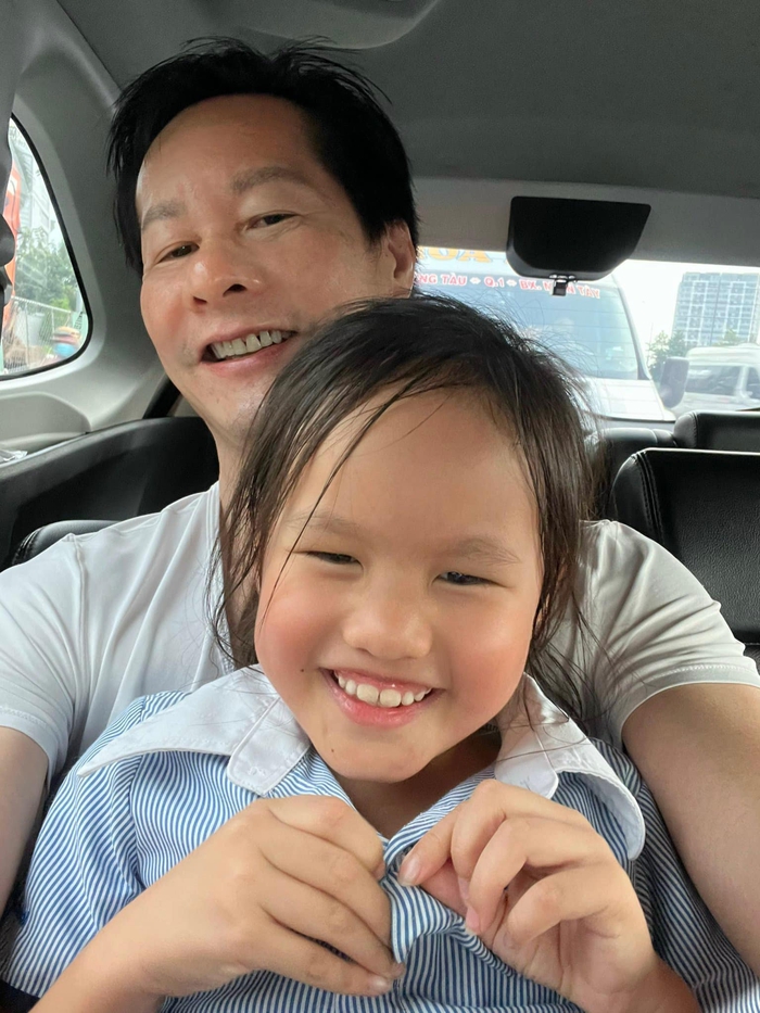 Đại gia Đức An luôn theo sát, dạy con làm bài tập, đưa ái nữ đi học.