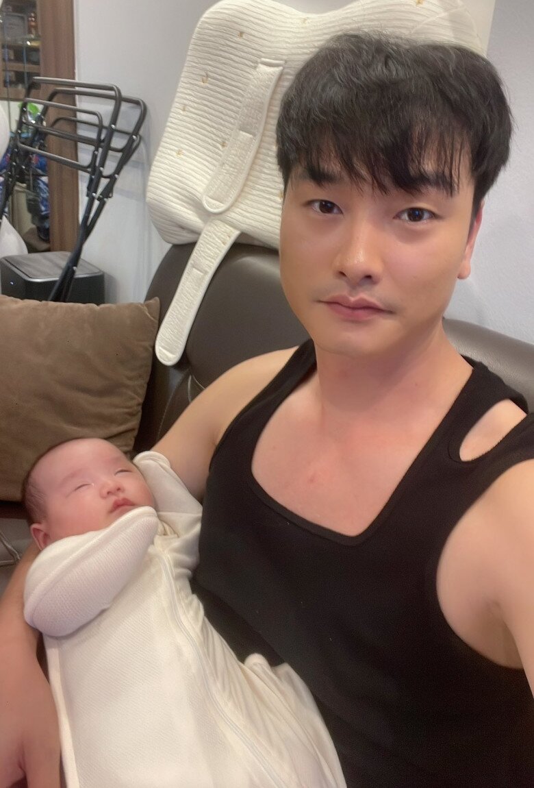 Hotgirl Hà Nội đẹp nõn nà sau sinh con cho nam diễn viên giờ vàng VTV, mẹ chồng chăm cháu để con dâu ngủ đến 12h trưa - 8