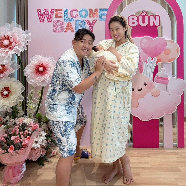 amp;#34;Hot girl trứng ránamp;#34; sinh con cho chồng đại gia được tặng sổ đỏ, cảnh cho con bú ai nhìn cũng thấy thương - 3