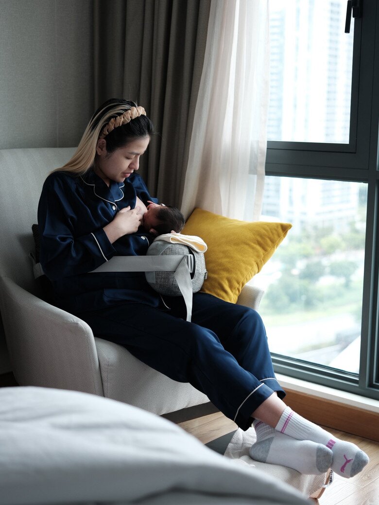 amp;#34;Hot girl trứng ránamp;#34; sinh con cho chồng đại gia được tặng sổ đỏ, cảnh cho con bú ai nhìn cũng thấy thương - 5