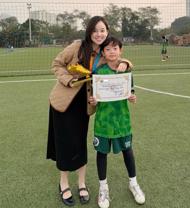 Ly Kute vác bụng bầu cùng chồng công an đến trường mừng con riêng nhận cúp, bé Khoai Tây gen giỏi bóng đá quá mạnh - 3