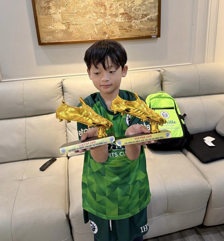 Ly Kute vác bụng bầu cùng chồng công an đến trường mừng con riêng nhận cúp, bé Khoai Tây gen giỏi bóng đá quá mạnh - 1