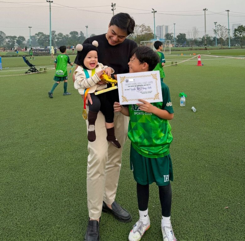 Ly Kute vác bụng bầu cùng chồng công an đến trường mừng con riêng nhận cúp, bé Khoai Tây gen giỏi bóng đá quá mạnh - 2