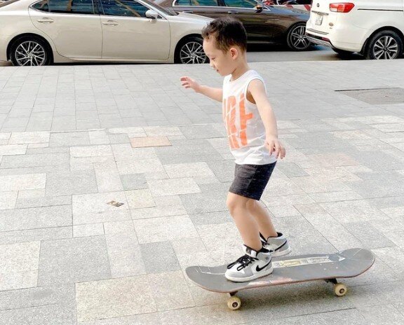 Ly Kute vác bụng bầu cùng chồng công an đến trường mừng con riêng nhận cúp, bé Khoai Tây gen giỏi bóng đá quá mạnh - 5