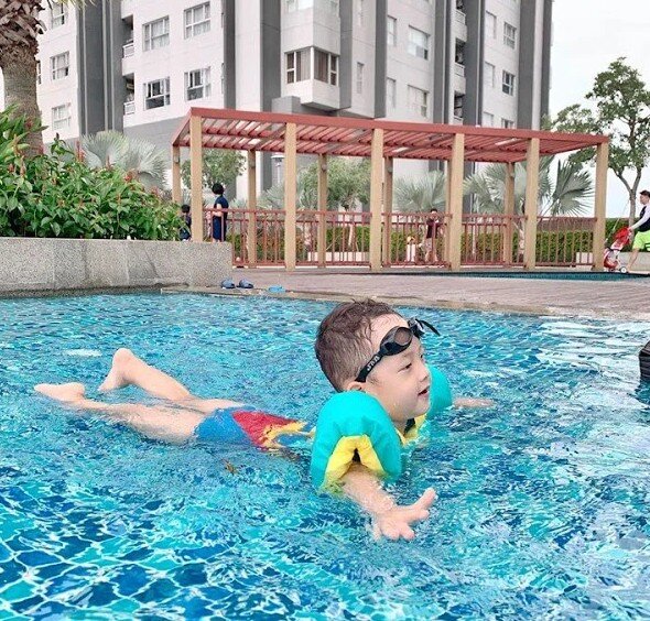 Ly Kute vác bụng bầu cùng chồng công an đến trường mừng con riêng nhận cúp, bé Khoai Tây gen giỏi bóng đá quá mạnh - 4