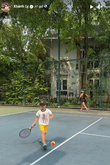 Ly Kute vác bụng bầu cùng chồng công an đến trường mừng con riêng nhận cúp, bé Khoai Tây gen giỏi bóng đá quá mạnh - 7