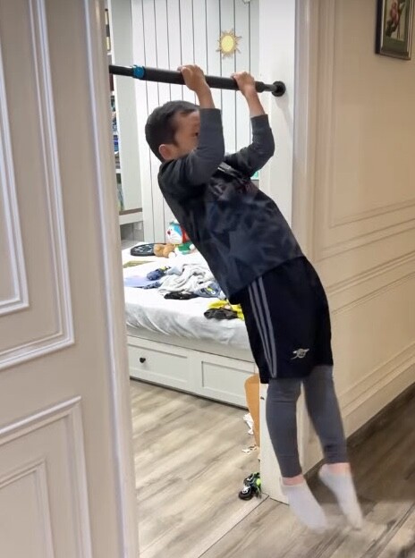 Ly Kute vác bụng bầu cùng chồng công an đến trường mừng con riêng nhận cúp, bé Khoai Tây gen giỏi bóng đá quá mạnh - 8