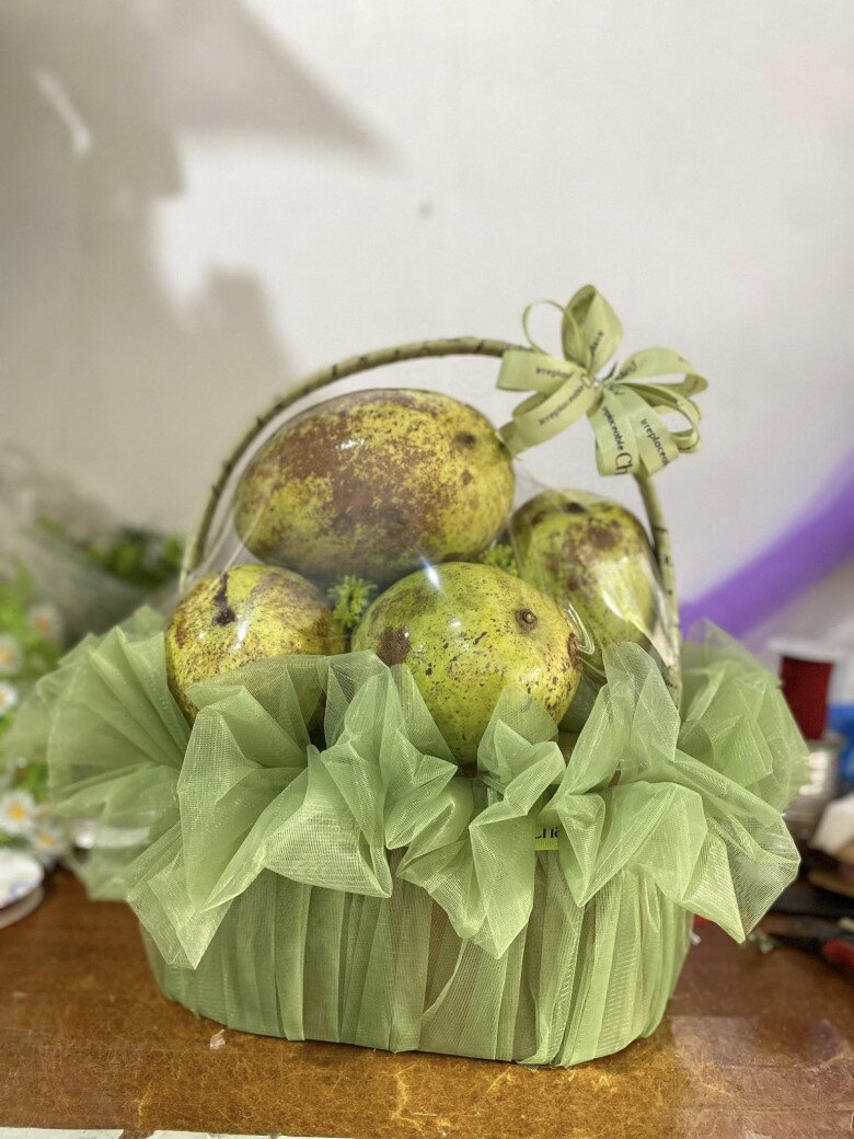 Giỏ quà phụ huynh tặng giáo viên gây sốt cõi mạng (Ảnh: Ngân Hoa Quả Sạch).