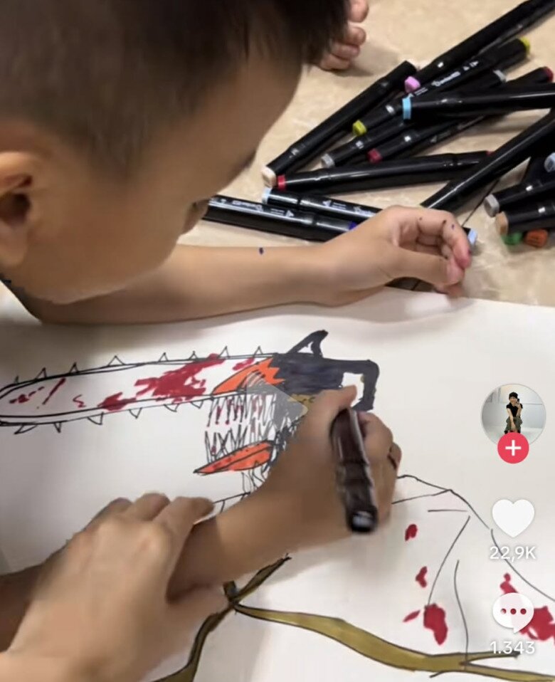Mẹ Việt “cầu cứu” khi nhìn thấy bức tranh rùng rợn con 7 tuổi vẽ, cộng đồng mạng lên tiếng cảnh báo - 2