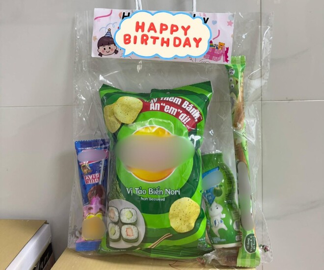 Cô gửi quà sinh nhật cho con, mẹ chụp ảnh đăng lên mạng chê đồ công nghiệp, amp;#34;có lần nôn sạchamp;#34; - 1