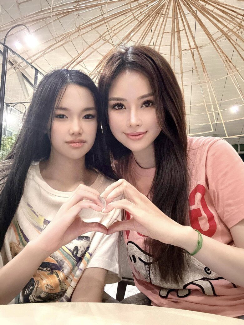Mẹ Việt U50 trẻ như chị em với con gái 16 tuổi, cuộc sống con dâu tỷ phú sang chảnh vạn người mơ - 8