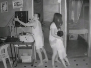 Yêu con - Trích xuất hình ảnh một gia đình khi nhận tin bão đến, hành động "tẩu tán tài sản" của cặp vợ chồng khiến cõi mạng bùng nổ bình luận