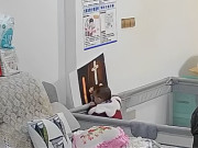 Yêu con - Đi làm xa gửi con 2 tuổi về quê với ông bà, vô tình xem camera thấy bé liên tục làm một hành động ở góc tường, người bố chết lặng