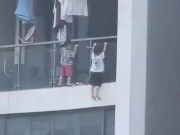 Yêu con - Hai bé trai treo người “lơ lửng” ngoài ban công tầng 13 chung cư, người dân hãi hùng la hét