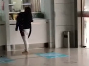 Yêu con - Trời mưa to, mẹ trẻ người ướt nhẹp ôm con chạy vào bệnh viện “cầu cứu”, nhìn xuống thân dưới mới xót xa