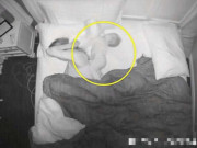 Yêu con - Camera ghi cảnh giữa đêm người mẹ đang ngủ, 2 con nhỏ lần lượt có những hành động ai xem cũng thấy thương