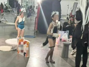 Yêu con - Bức hình chụp 2 bé gái 10 tuổi tại một triển lãm khiến cõi mạng xôn xao, phụ huynh đứa trẻ bị chỉ trích