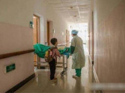 Yêu con - Một mình đưa mẹ đi sinh ở bệnh viện, bé trai tiểu học nói một câu khiến bác sĩ, y tá đỡ đẻ xót xa