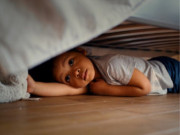 Yêu con - Chồng đi làm xa nhà chỉ còn 2 mẹ con nhưng tối nào con gái cũng nhắc về người thứ 3, tôi sợ xanh mặt