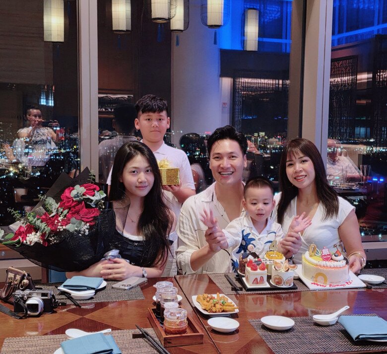 Gia đình diễn viên Mạnh Trường.