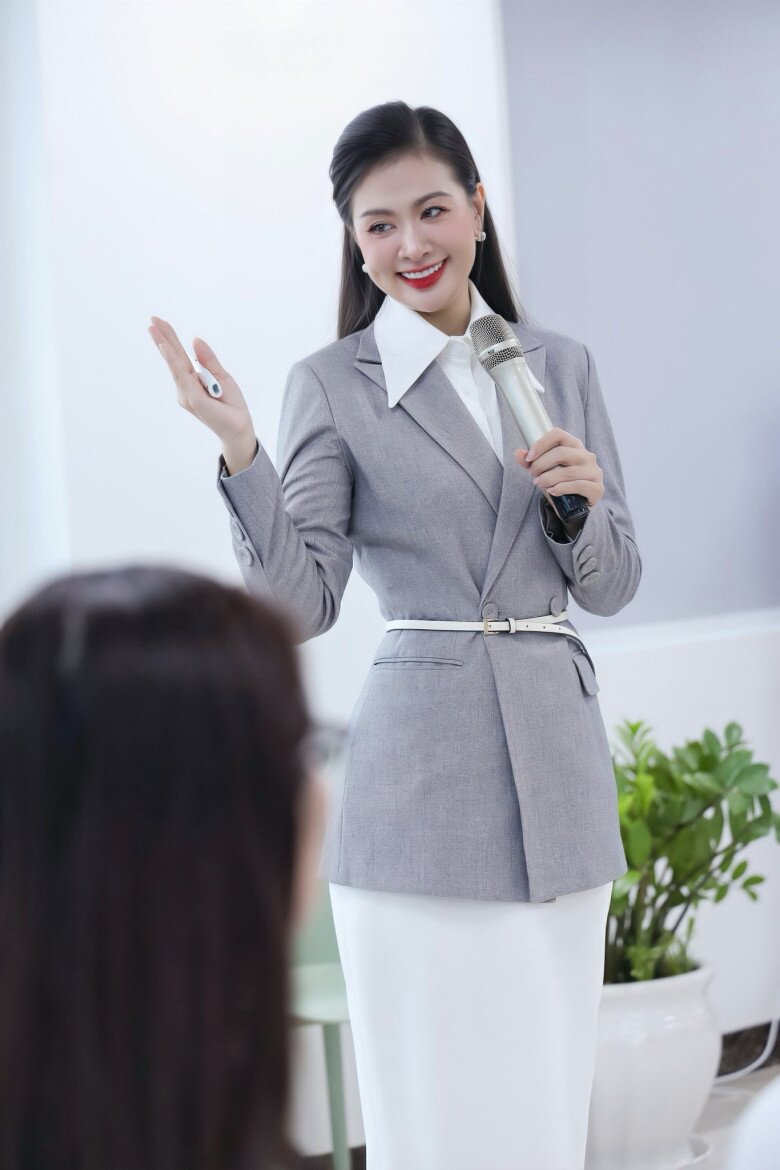 Nàng MC, giảng viên xinh đẹp làm mẹ 3 con.