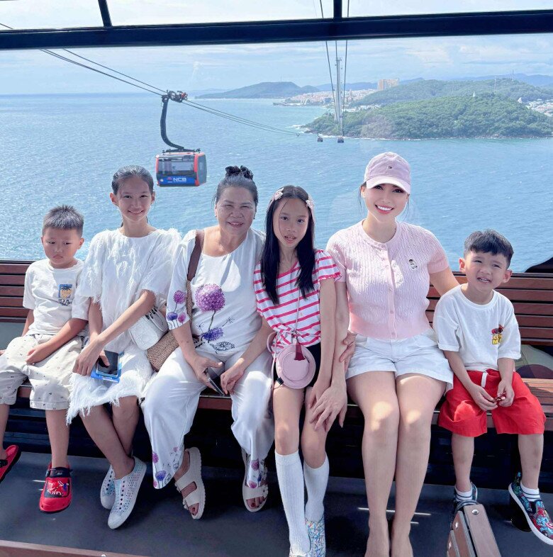 Người đẹp TP.HCM 36 tuổi làm mẹ 7 con nõn nà, ra đường chồng phải dặn amp;#34;Coi chừng người ta nghĩ em chưa chồngamp;#34; - 9