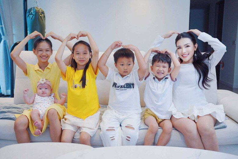 Người đẹp TP.HCM 36 tuổi làm mẹ 7 con nõn nà, ra đường chồng phải dặn amp;#34;Coi chừng người ta nghĩ em chưa chồngamp;#34; - 12