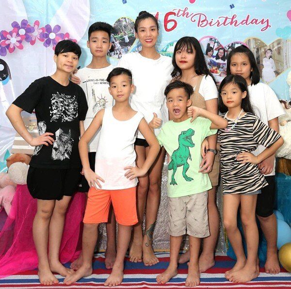 Nữ người mẫu mang họ Lò độc lạ nhất Việt Nam, đơn thân nuôi 7 đứa con, đặt tên các bé rất nổi bật - 2