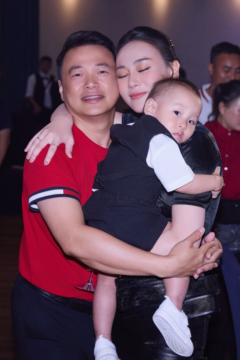 Phương Oanh xuất hiện ở trường mẫu giáo đón Trung thu cùng 2 con, cặp song sinh nhà shark Bình hoá “Chú cuội” cực đáng yêu - 6