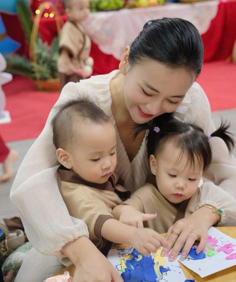 Phương Oanh xuất hiện ở trường mẫu giáo đón Trung thu cùng 2 con, cặp song sinh nhà shark Bình hoá “Chú cuội” cực đáng yêu - 2