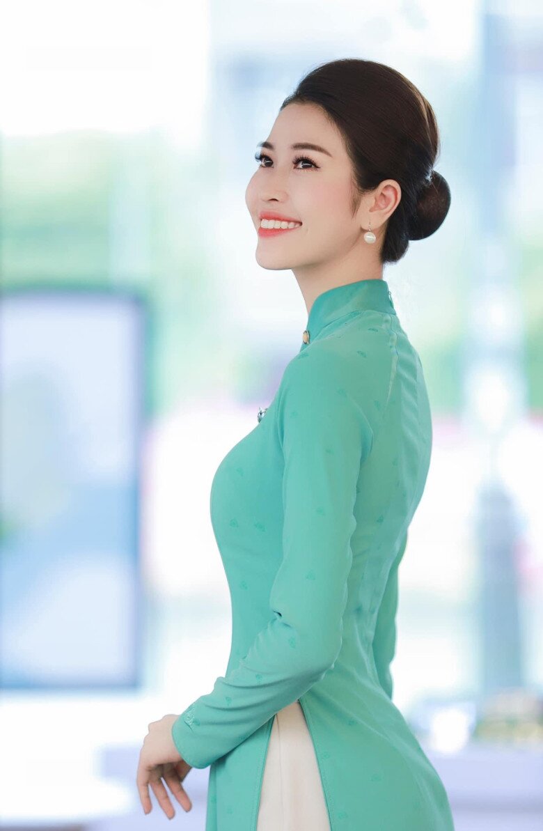 Nữ tiếp viên hàng không xinh đẹp giờ đã làm mẹ 2 con.