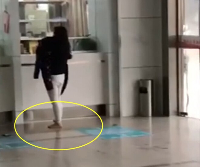 Trời mưa to, mẹ trẻ người ướt nhẹp ôm con chạy vào bệnh viện “cầu cứu”, nhìn xuống thân dưới mới xót xa - 1