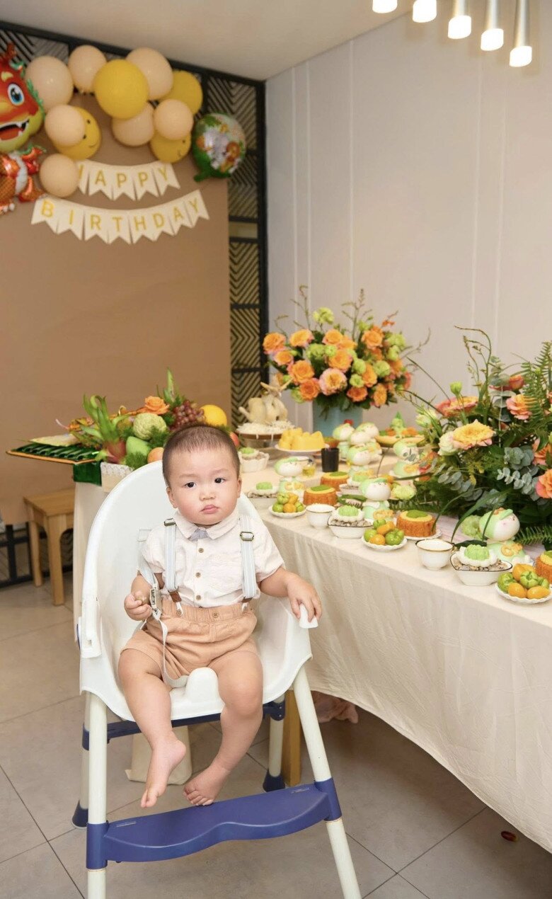 Vợ ca sĩ sinh quý tử, diễn viên Quang Tuấn “Địa đạo” làm tiệc thôi nôi cho con hoành tráng, mâm cúng hút mắt - 2