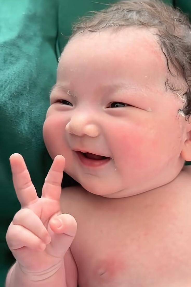 Vừa chào đời bé sơ sinh đã gây náo loạn phòng đẻ vì quá đẹp, bác sĩ phải thốt lên: “Trời ơi, đáng yêu quá” - 2