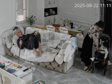 Camera ghi lại hành động của em bé với ông nội ở phòng khách, nhiều người xôn xao cách gia đình dạy con
