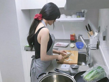 Yêu con - Thuê được giúp việc trẻ xinh, lại giỏi giang, xem camera thấy con hay đi ngủ sớm, mẹ không tin vào mắt mình