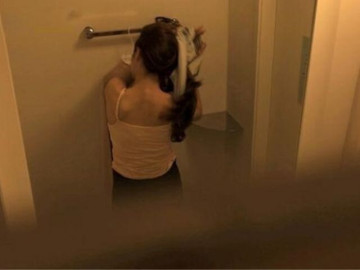 Dạo này con gái hay đi học sớm nhưng về nhà rất muộn, một lần thấy con mặc áo ngược, tôi bật khóc gọi chồng