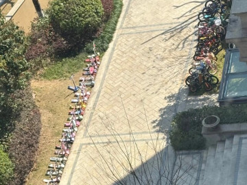 Bãi đỗ xe ở một trường mầm non gây xôn xao MXH, nhìn loạt “siêu xe” của trẻ hiểu ngay cách phụ huynh dạy con