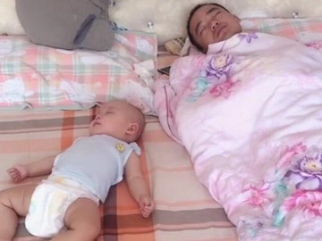 Mẹ trẻ kiểm tra camera thấy chồng và con sơ sinh ngủ say, cho đến khi thấy máy lạnh trên tường thì phát hoảng