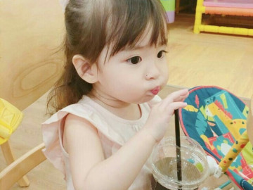 Yêu con - Bà ngoại đặt tên cháu gái mới sinh Nguyễn Thị Phèn, đứa trẻ lớn lên được ra phòng tư pháp đổi cái tên rất đẹp